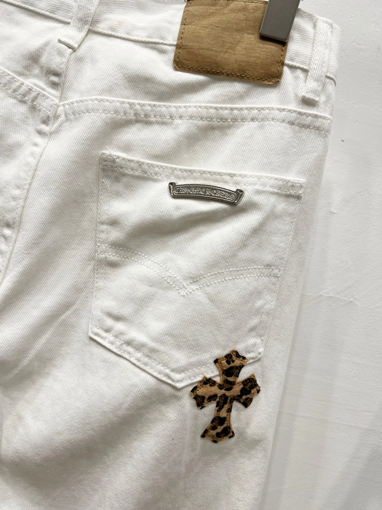 P240 Style Number: (c017) Chrome Hearts CH Chrome Hearts white leopard print leather jeans! The counter price is 4W level, the patchwork is embellished with cross patterns, and the jeans are washed! ! An absolutely high-end luxury product, a 1.9W-level god-level single product, a super popular product, made by top heavy industry, a magic weapon that cannot be missed! [About Zangyin] This is an extremely luxurious fashion brand that can also be called the aristocracy of the high street. It has always been an exclusive brand for some hipsters or rich second generations. Compared with ordinary high streets, it is more luxurious and noble. Compared with luxury brands, it has a more fashionable personality and has always been a brand that I have a special liking for. -Color: White -Size: 28-30-32-34 (S-XL)